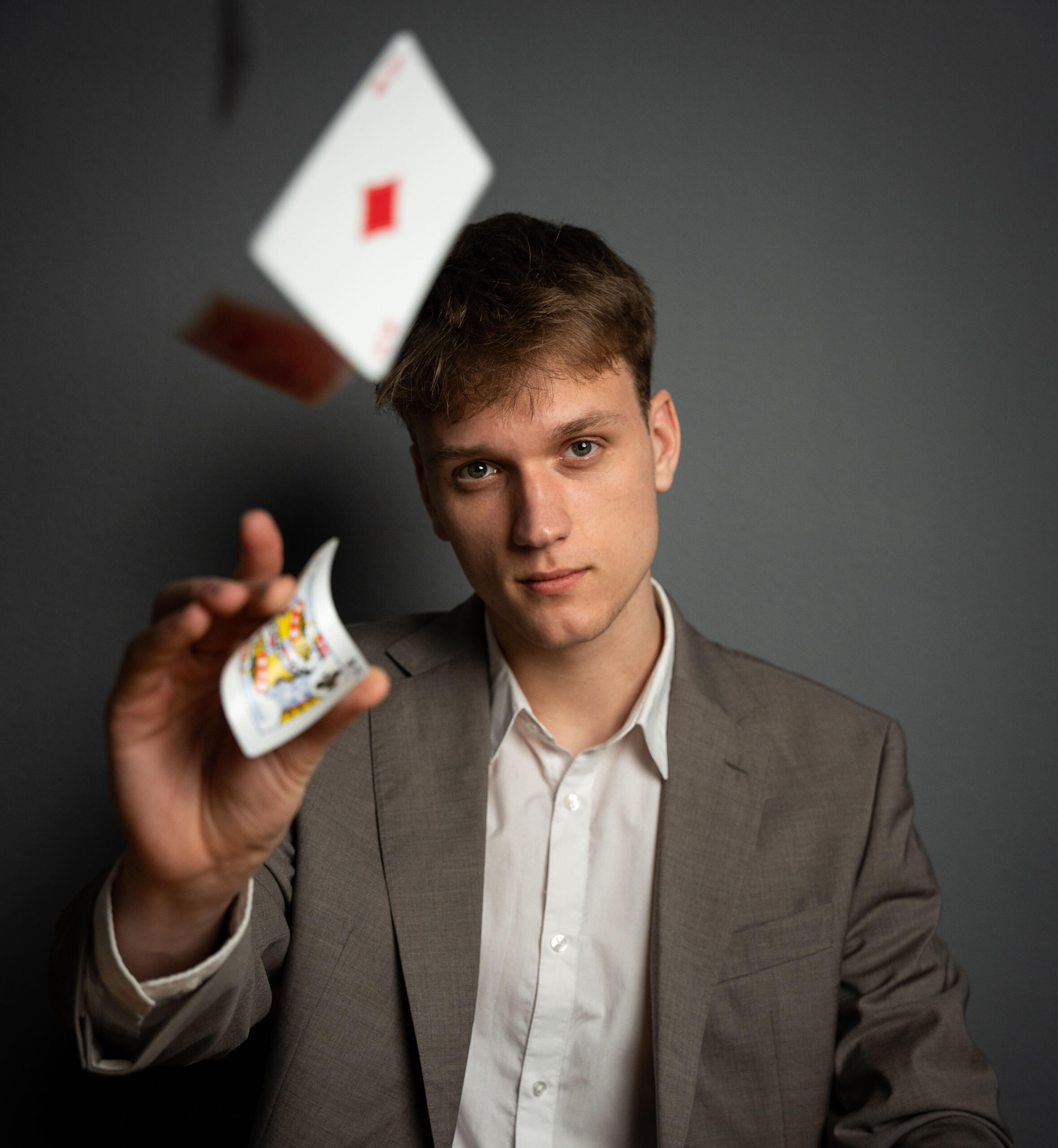 Maxi mit seinen Spielkarten