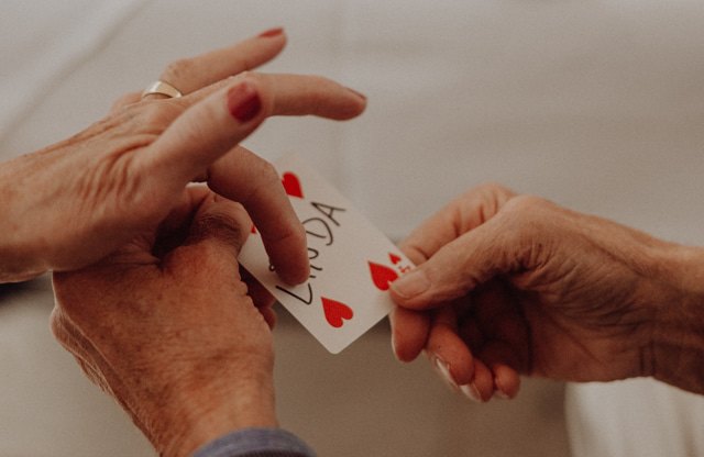 Spielkartenzauberei mit der signierten Linda-Karte in den Händen der Gäste